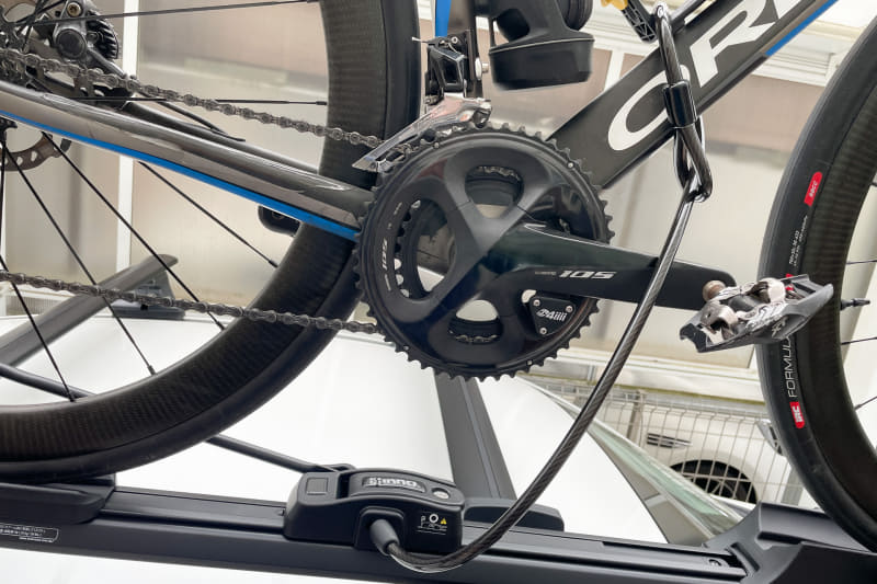 盗難対策としてワイヤーケーブルも付属。ラチェットレバーの鍵で一緒にロックできる