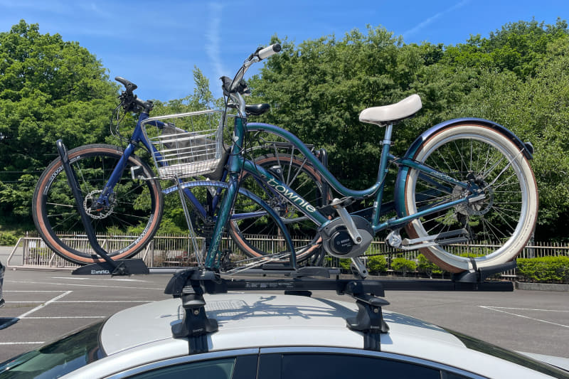 タイヤホールド3とマルチフォークロック2を1つずつ装着することにした。理由は不明だが、なぜかタイヤホールドは前寄り、フォークロック2は後ろ寄りにつく。将来的に3台積みにしてもハンドルの干渉は防げそうだ