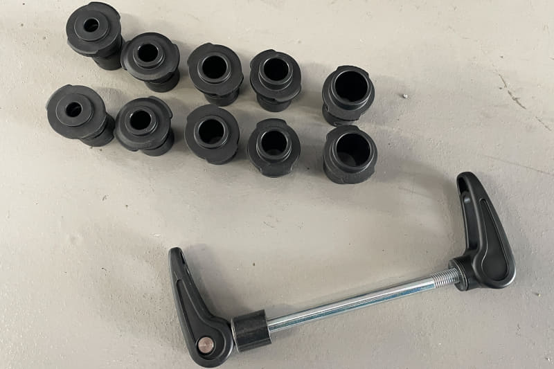 クイックリリースのほか、アダプターを変えることで各サイズのスルーアクスルにも対応する