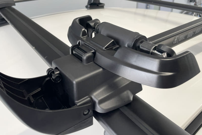 コの字型をしているのがQRガード、この上からフロントカバーをして施錠できる