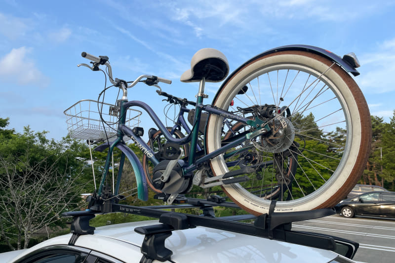 リアタイヤを乗せて縛り付けるクレードル