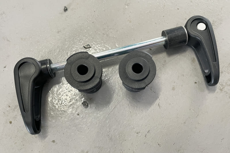 専用のクイックレバー。軸が太く、かつレバーの部分の偏心の度合いが大きいので、脱着が容易だけどしっかり固定できる優れもの