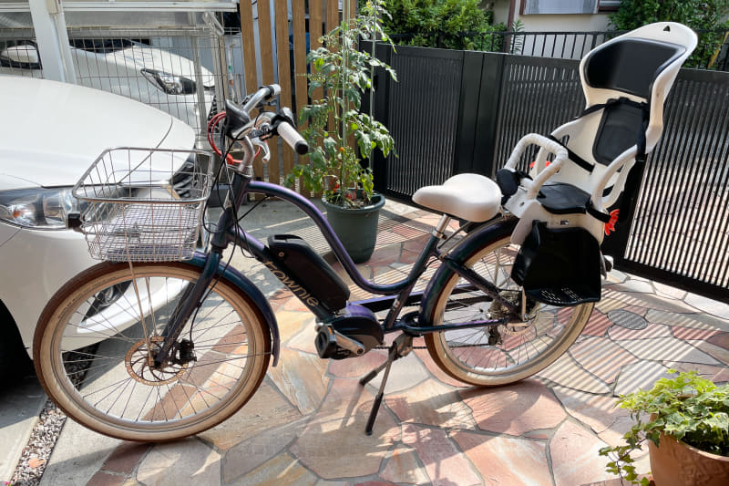 妻の乗るe-bike「Townie Go!」。後付けで前カゴ、荷台に子乗せシートを付けている。このままでは重量オーバーなので、荷台と子乗せシート、バッテリー、メーターを外し、前輪を取るとちょうど20kgとなった
