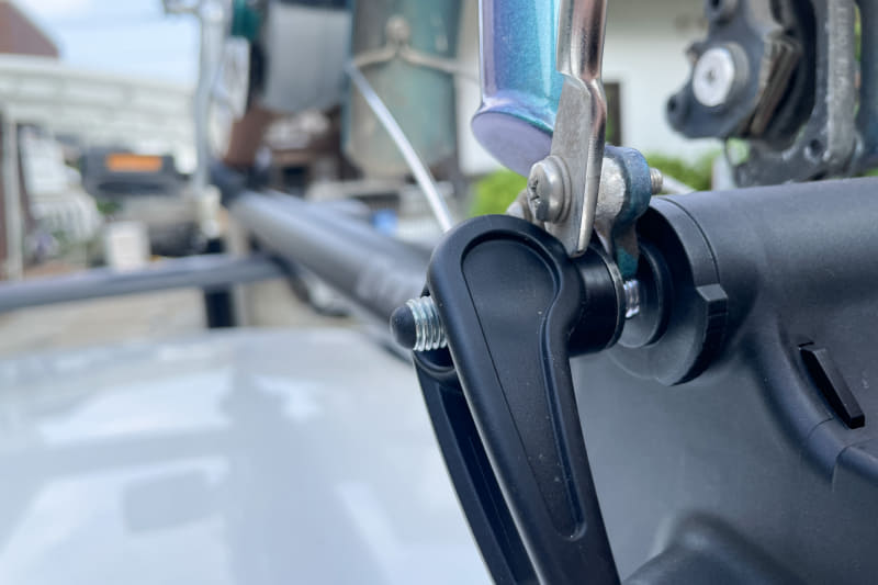 よく見たら、前カゴのステーが干渉してちゃんとハマっていない。なのでステーを外して逃がすことに