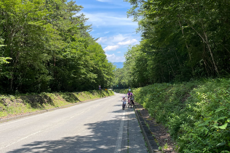 スバルライン料金所手前の道。勾配は7.8％で大人でも結構きつい急坂