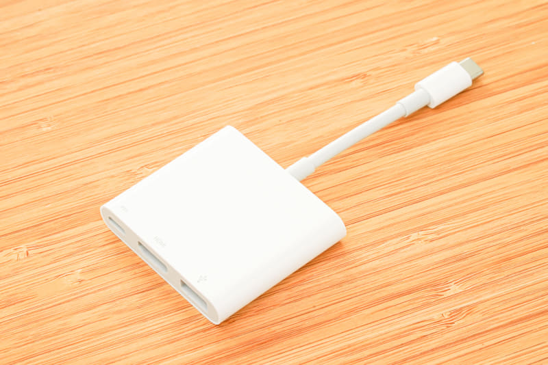 これがApple純正アクセサリの「USB-C Digital AV Multiportアダプタ」だ。HDMIケーブル経由で、iPhoneの画面をそのまま大きく映すことができる