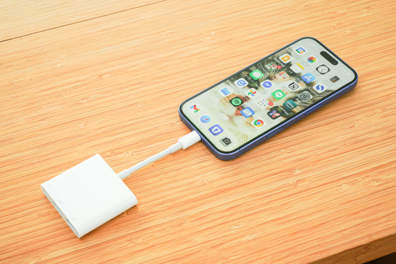 iPhone 16を接続すると、このような感じ。アダプターは意外と大きめ		iPhone 16のUSB-CポートにUSB-C Digital AV Multiportアダプタを接続した状態