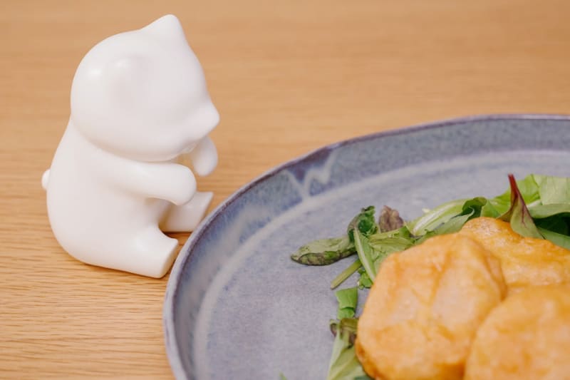 厚さ2～6mmの食器に対応するほか、猫を座らせて平皿の食べ物も冷ましてくれる