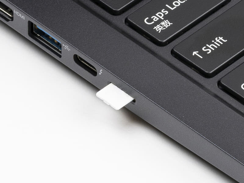 入手したSIMを、PCのSIMカードスロットに挿入する。（写真は挿入途中の状態、挿入後は突出しない）