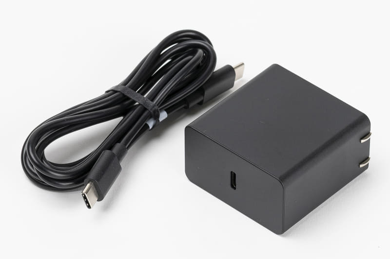 付属のACアダプタもUSB PDタイプ