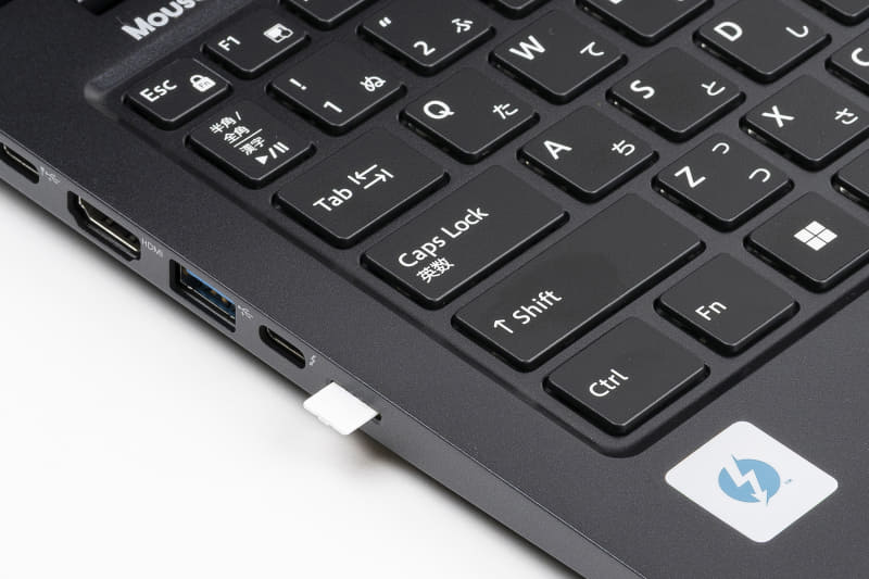 SIMスロットは側面にある