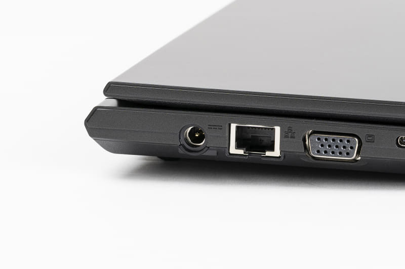 電源コネクタは丸型だが、USB-PDの給電にも対応する