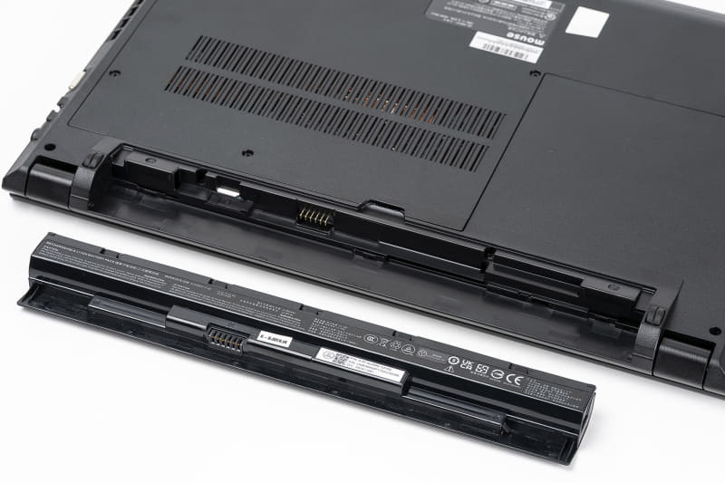 最近の製品としては珍しく、バッテリーが取り外せる。また、SIMスロットはバッテリーを外した内側に用意されている