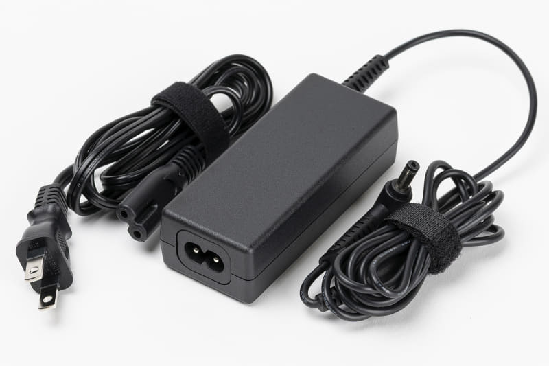 付属のACアダプタは丸型コネクタ用