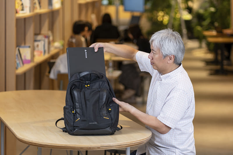 大柄な製品だが、カバンに入れて持ち運ぶのも現実的