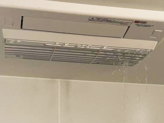 浴室の天井から冷水が降ってきた