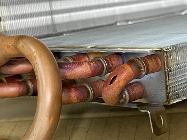 熱交換器（温水コイル）の銅パイプがパックリ割れていた