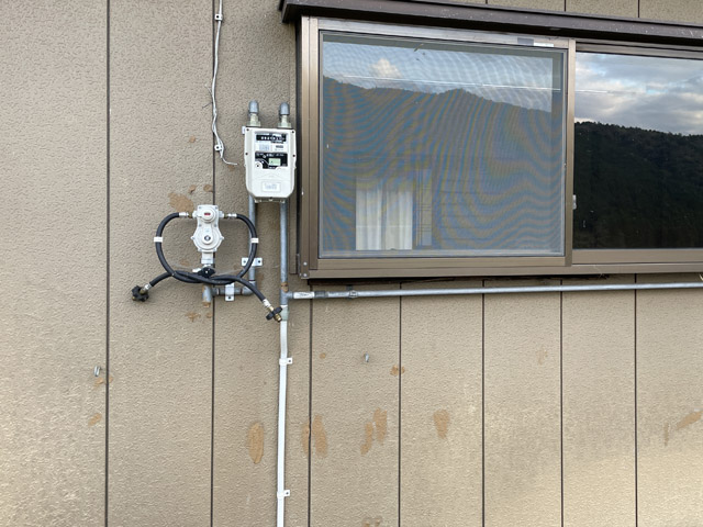 関市の不動産会社で購入申し込みをし、川崎市に戻る途中で物件をチラ見。まだガスボンベは設置されていなかった