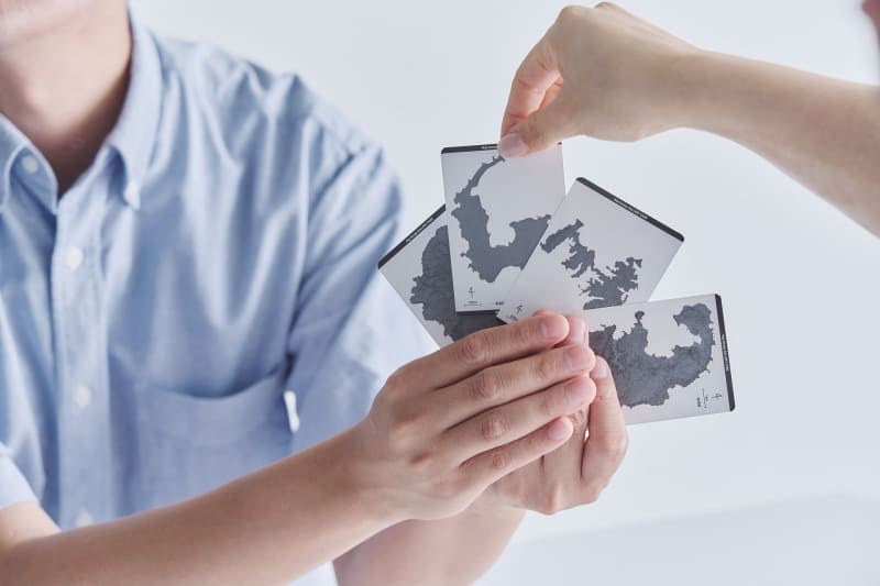 裏面には等高線のみのシルエット地図を掲載。「離島シルエットクイズ」も楽しめるという