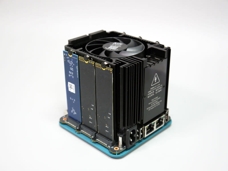 内部に縦型にNVMe SSDを6本搭載できる。写真撮影時は一部異なるブランドのSSDだが、実際には全て同じブランド、容量のものを6本搭載した