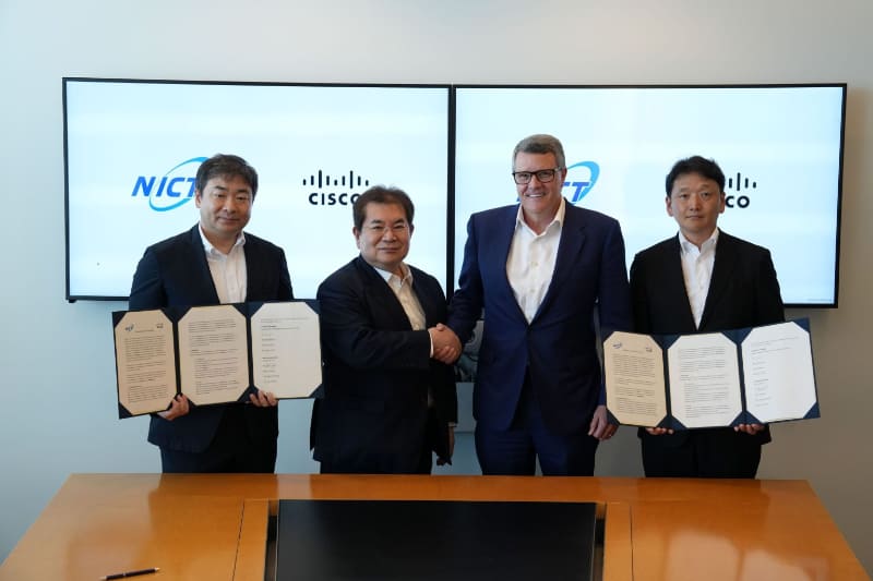 （写真左から）NICTサイバーセキュリティ研究所研究所長井上大介氏、NICT理事矢野博之氏、シスコシステムズシニアバイスプレジデント兼グローバルイノベーションオフィサーGuy Diedrich氏、シスコシステムズ合同会社 社長執行役員 濱田義之氏