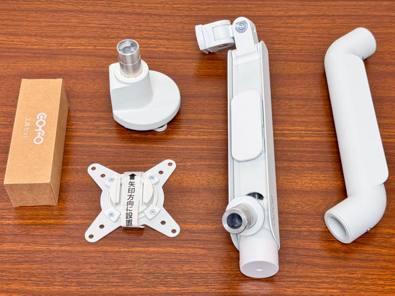 パッケージに含まれている内容物。箱の中に六角レンチなどの工具も入っている