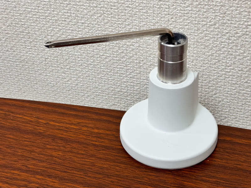 一般的なモニターアームのようにデスクの下からハンドルを回す方式ではなく、アームの繋がる部分からネジを締める形。そのため組み立てた後で位置調整するのは大変。ただし、デスク下がスッキリするのがいい