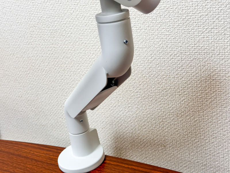 クランプを固定したらアームを取り付ける。アームは下部と上部で分かれており、ここも付属の工具で固定できる