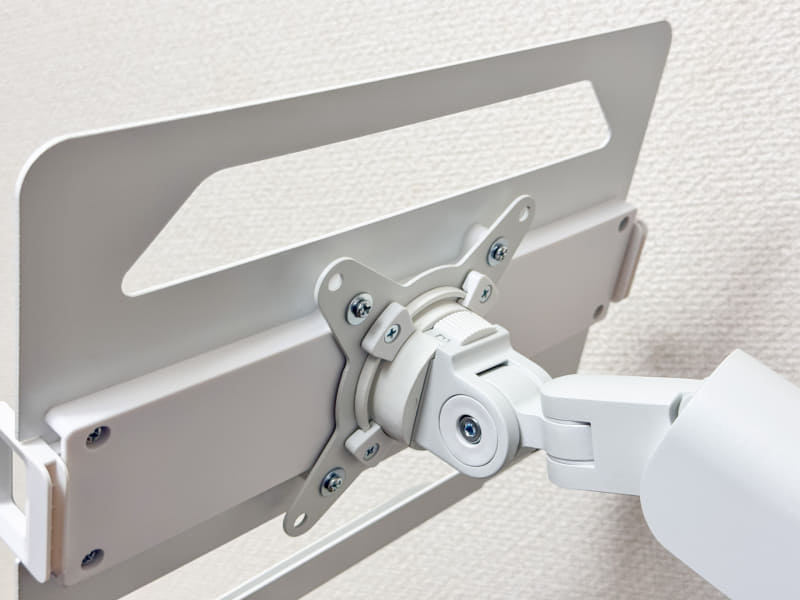 ノートPCが固定できるマウントをアームに取り付けたところ。ワンタッチで取り付けられる