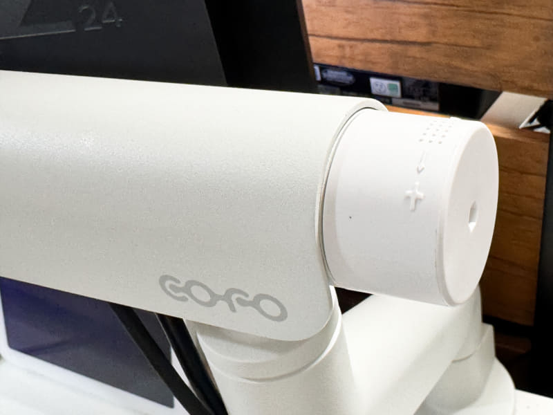 ノブを回すことでアームの先に取り付けたノートPCやモニターの重さとトルクの調整ができる