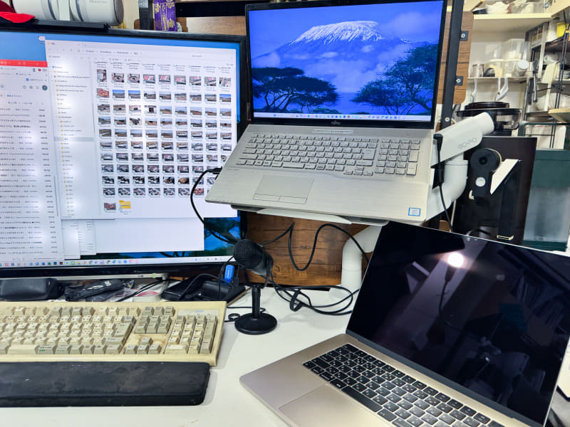 ノートPCをマウントに固定したところ。前後や上方向には動かせたが、残念ながらこれより下には下げられなかった