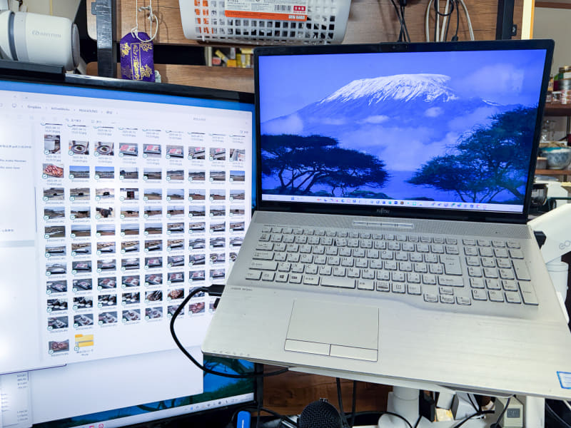 液晶モニターからスタンドを取り外して付属のマウントをネジで固定する。後はこれをアームに固定するだけでいい