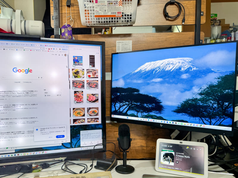 43インチテレビの横に24インチモニターをモニターアームで固定したところ