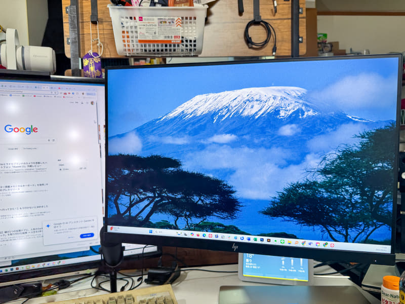 アームを延ばすとモニターの位置を手前に寄せられる