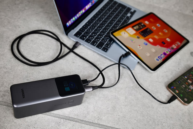 複数のノートPCや、タブレットを同時に充電できるパワーを持っている。高速で充電できるのが便利