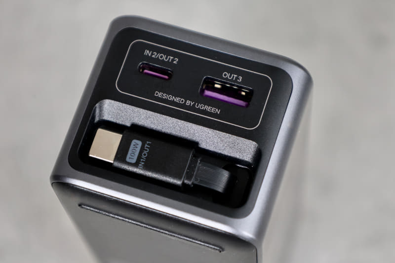 巻き取り式のケーブル、収納時はコネクター部分まで本体に収まる。最大限引き出すと、65cmまで伸びる