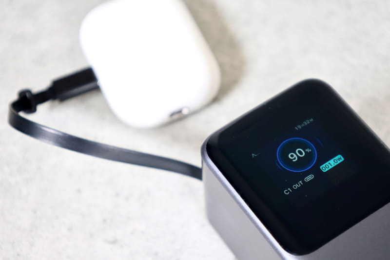 イヤホンやスマートウォッチなど、小さな電力しか使わないデバイスを充電する時にはボタンを3秒押してトリクル充電モードに設定する。画面左上に「Λ...」というアイコンが表示される