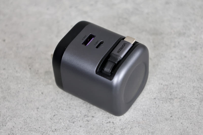 巻き取り部分のおかげで65W充電器としては少し大きいがケーブル不要なのは便利。重さは290g