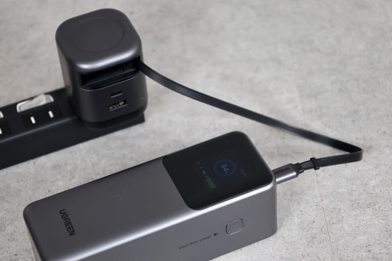 65Wなので、充電速度は少々物足りないが、持ち歩くには便利