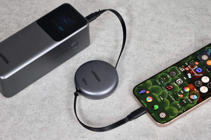 「Nexode 巻き取り式 USB-Cケーブル 100W」は最大で1mまで伸ばせる。一般的なUSB Type-Cケーブルは60Wしか通さないものが多いので、高出力バッテリー/充電器を使う場合には適している