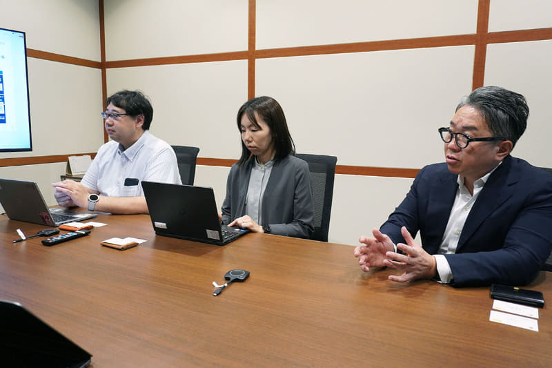 NTT東日本 デジタルマーケティング部 Web・プロモーション部門 ダイレクトチャネル担当課長 西澤卓郎氏（左）、NTT東日本 先端テクノロジー部 デジタル技術部門 担当課長 木村友美氏（中央）、NTT東日本 デジタルマーケティング部 Web・プロモーション部門長 鈴木理寛氏（右）