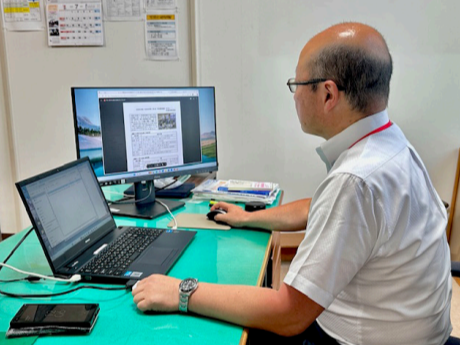 校長室の机の上で利用している様子（木古内市立木古内中学校）