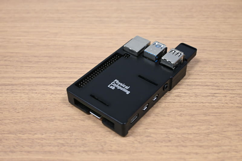 小型コンピューター「Raspberry Pi」にUSB Wi-Fiアダプターを取り付けたもの。このようなデバイスで、Wi-Fiの電波の傍受が可能です