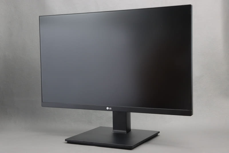 LGの23.8インチ WQHDの「24QP750-B」。色はプラスチックの色のままで塗装はされず高級感はない