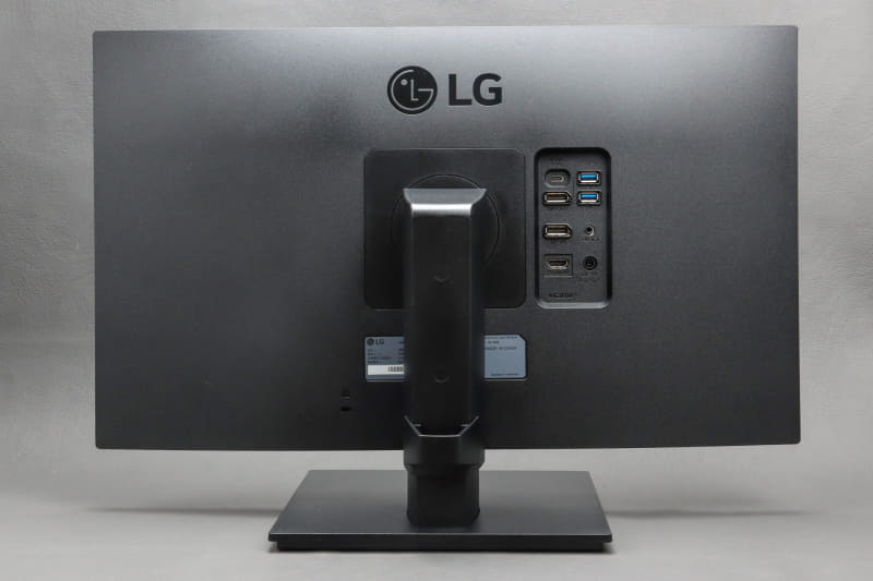 背面もスタンドも真っ黒で飾り気はない