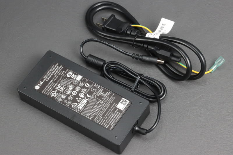 本体の消費電力は24Wなのに電源アダプターがやけに大きく140Wもある。PD65W給電があるためだろう