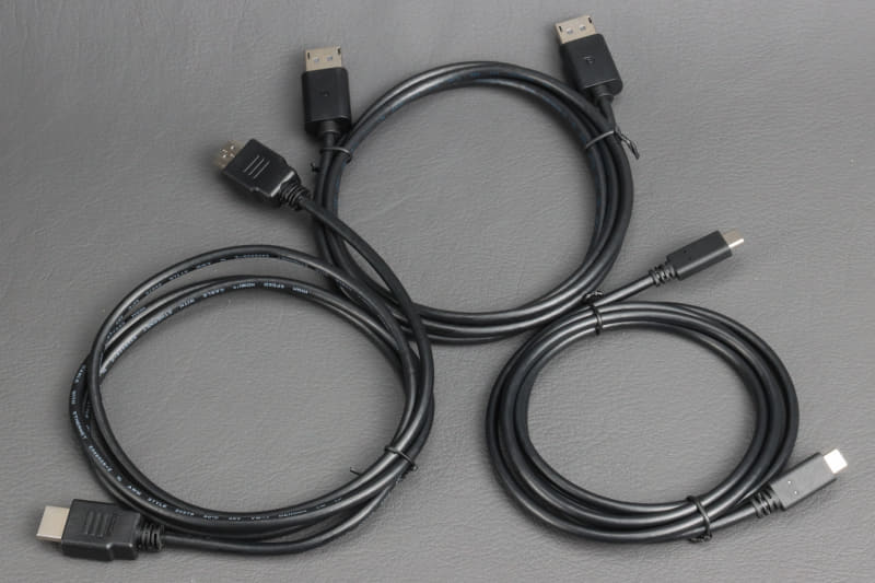 HDMI、DisplayPort、USB Type-Cのケーブルも付属