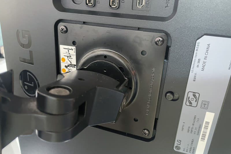 モニターアームに取り付け