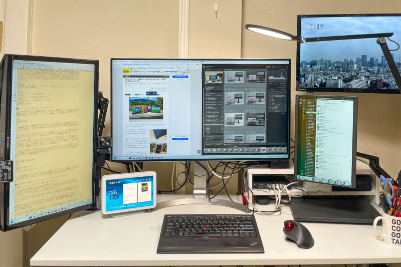 これまでの我が家の環境。左から23インチ フルHD、31.5インチ 4K、14インチ フルHDと3枚のディスプレイが並ぶ、右上にあるのはテレビで左下の小さいのはAmazon Echo Show