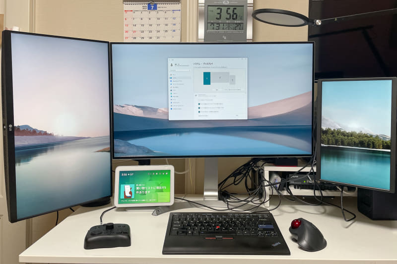 見た目ではわからないが左の23.8インチと中央の31.5インチがデイジーチェーンで繋がっている